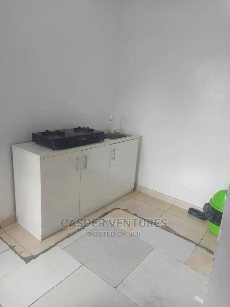 Super Comfy 1-Bedroom Apartment for Shortlet in Chevron in Chevron