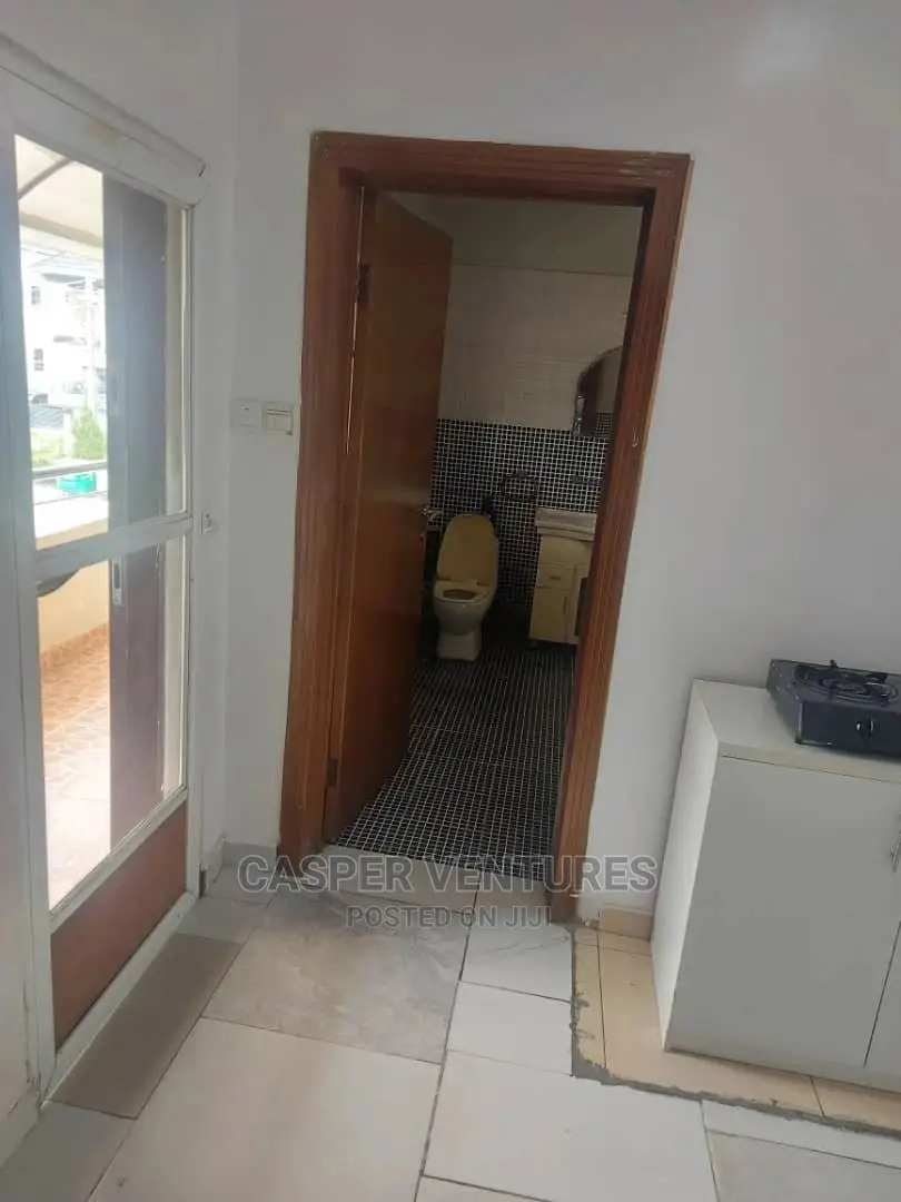 Super Comfy 1-Bedroom Apartment for Shortlet in Chevron in Chevron