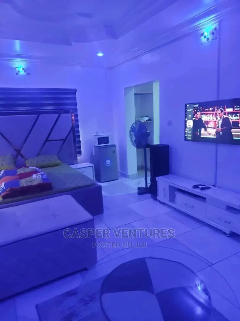 Super Comfy 1-Bedroom Apartment for Shortlet in Chevron in Chevron