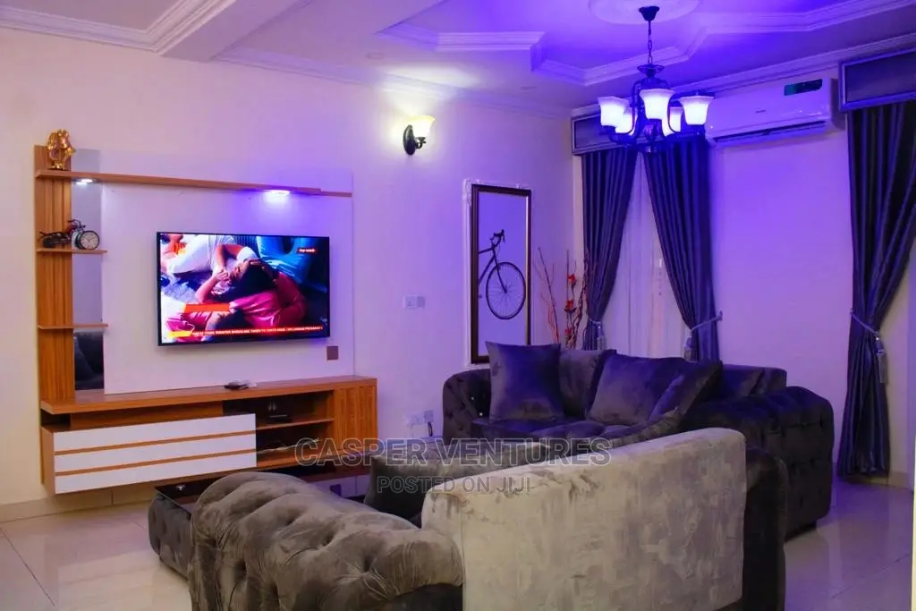 Glamorous Lightning 4-Bedroom Apartment in Agungi