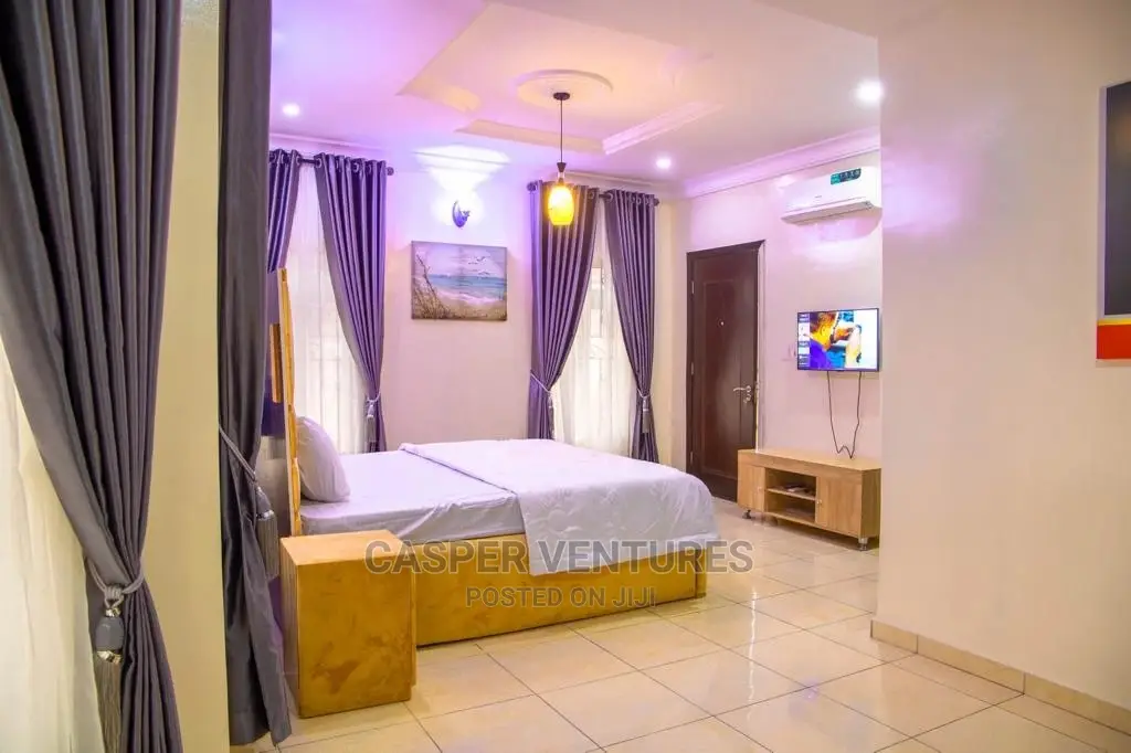 Glamorous Lightning 4-Bedroom Apartment in Agungi