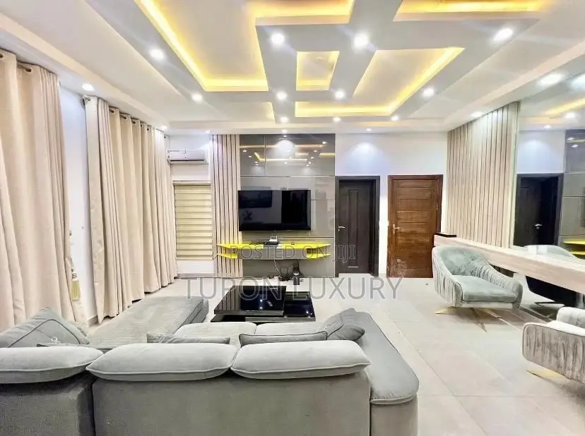 Seaview Luxury 1bdrm Opposite Landmark Beach in Victoria Island