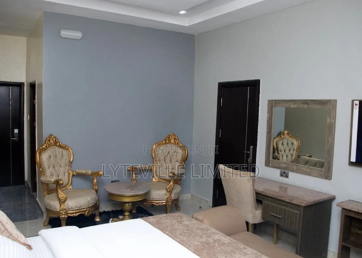 Executive Suit in Mabushi