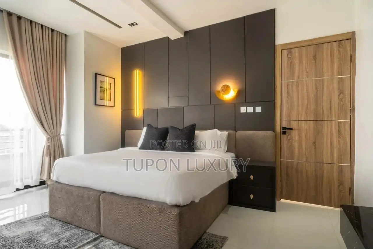 Luxury 3 Bedroom Shortlet Apartment in Vi in Lekki Phase 1