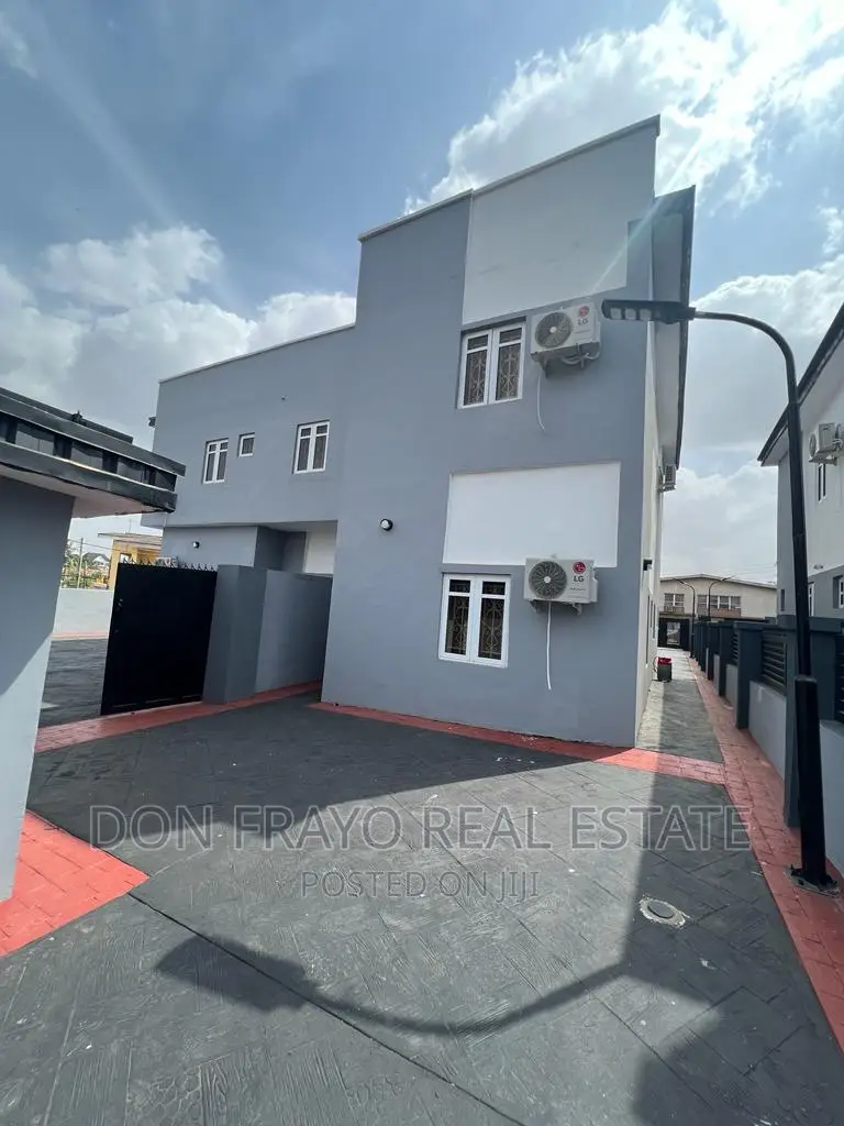 3 Beds Apartment Self Compound in Aare Avenue New Bodija in Bodija