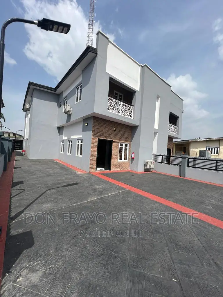 3 Beds Apartment Self Compound in Aare Avenue New Bodija in Bodija