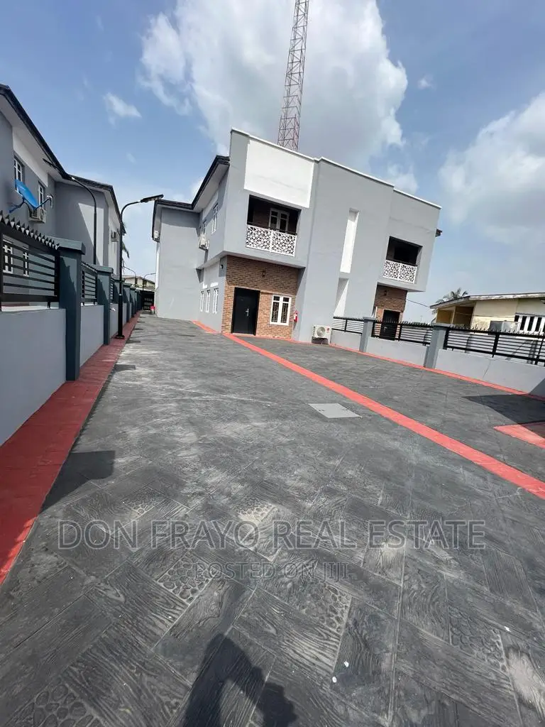 3 Beds Apartment Self Compound in Aare Avenue New Bodija in Bodija