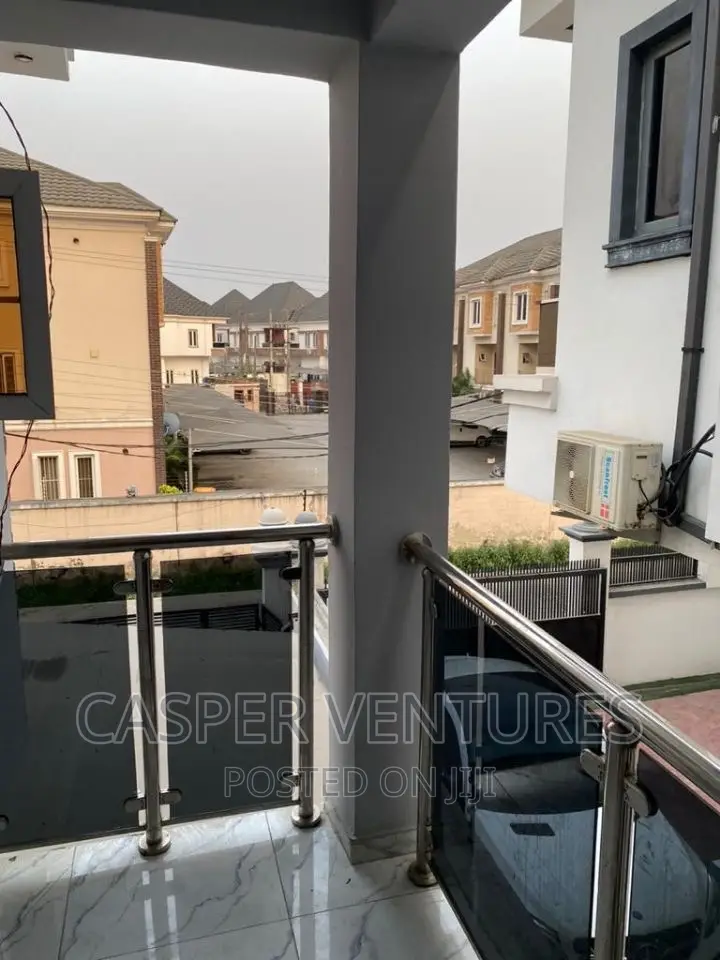 Flashy and Magnetic Shared in an Apartment in Osapa london