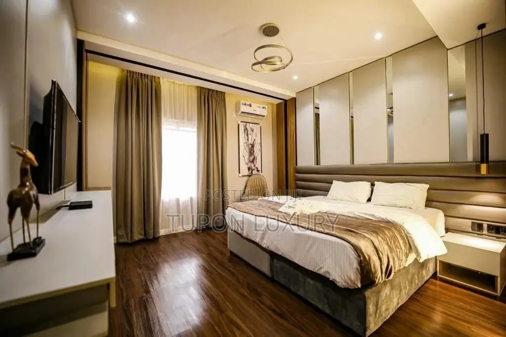Three Bedroom Flat With a Snooker Board, Chevron. in Chevron