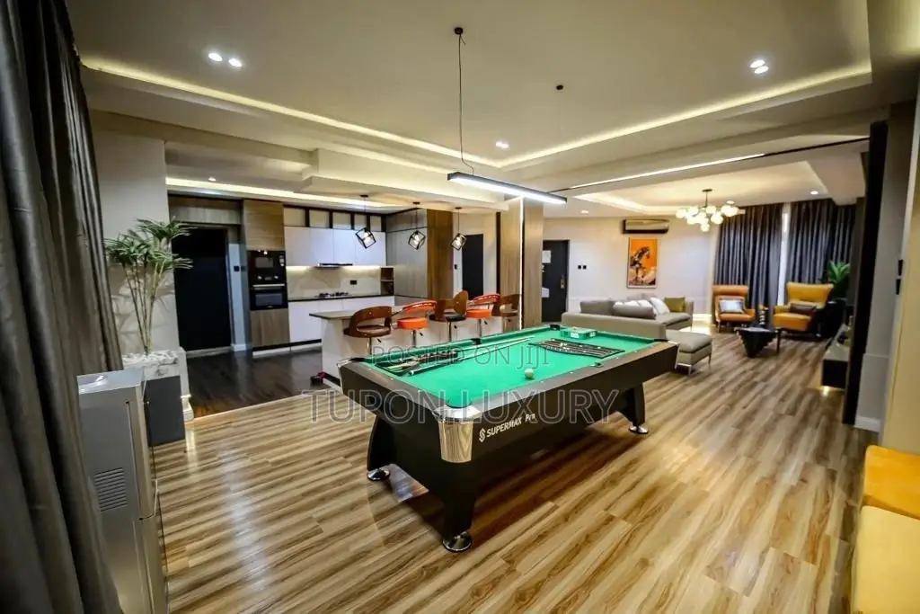 Three Bedroom Flat With a Snooker Board, Chevron. in Chevron