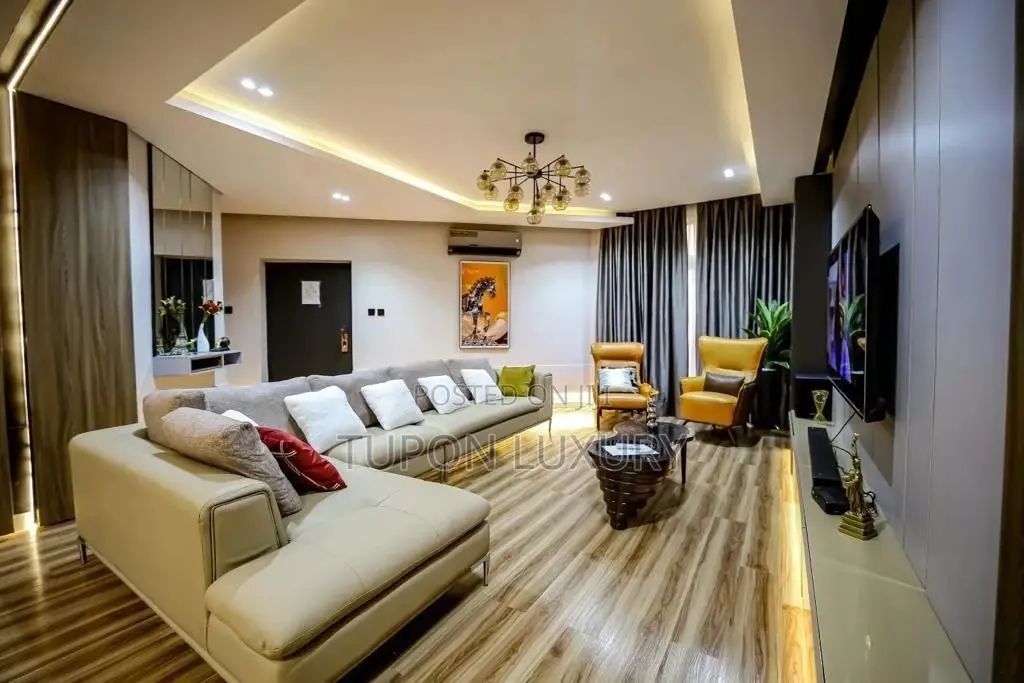 Three Bedroom Flat With a Snooker Board, Chevron. in Chevron