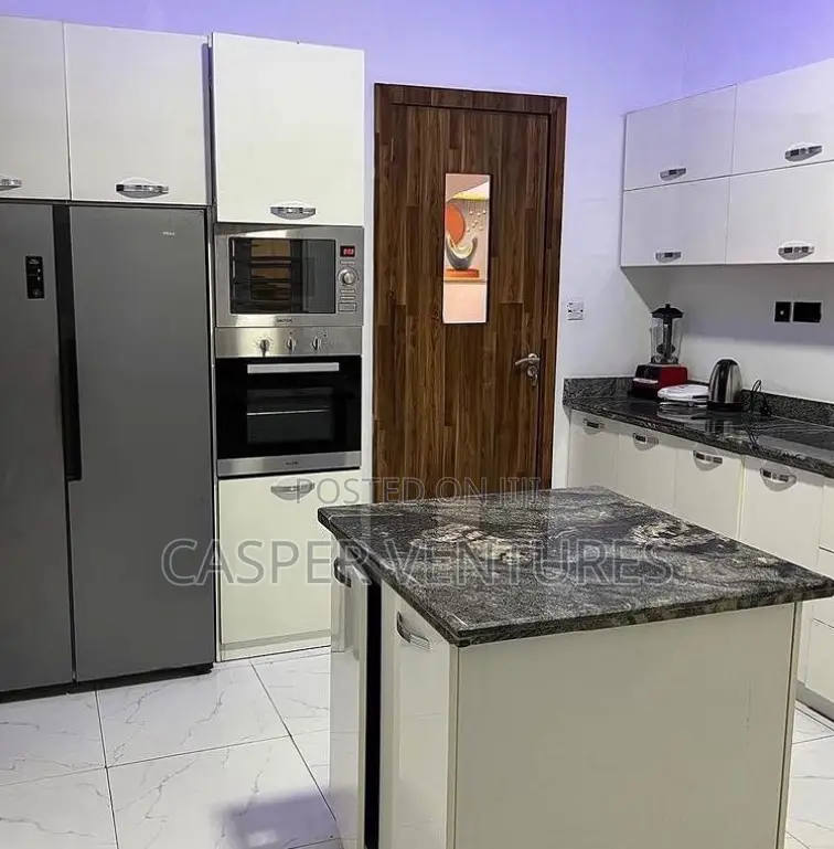 Colorful and Affordable Apartment in Chevron