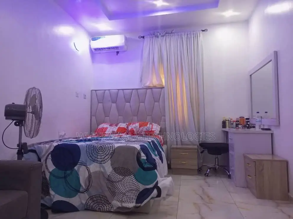 Whitewaalz Serviced Self Contain Apartment in Phase 2 / Jikwoyi