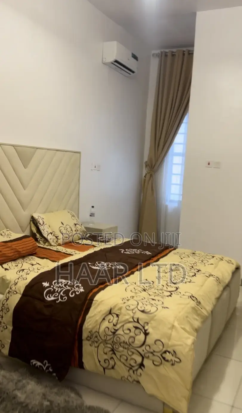 Weekly Room Per Week With 24hrs Light,Wi-Fi and Pool in Lekki Phase 2