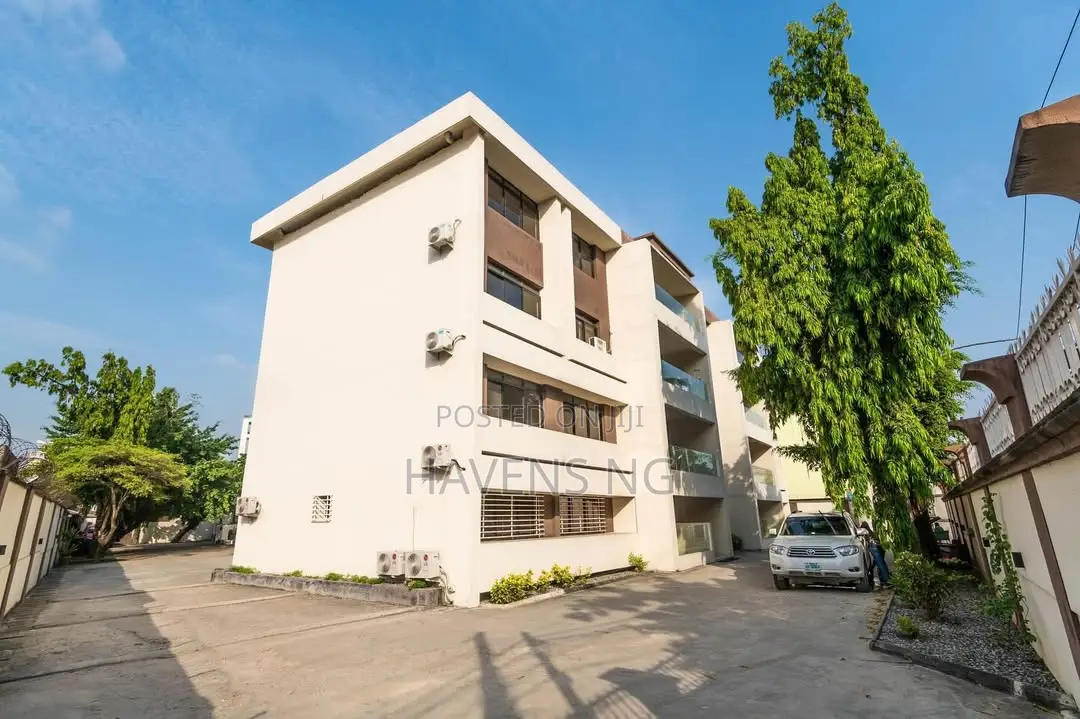 Dazzling and Modern 3-Bedroom Apartment in 1004