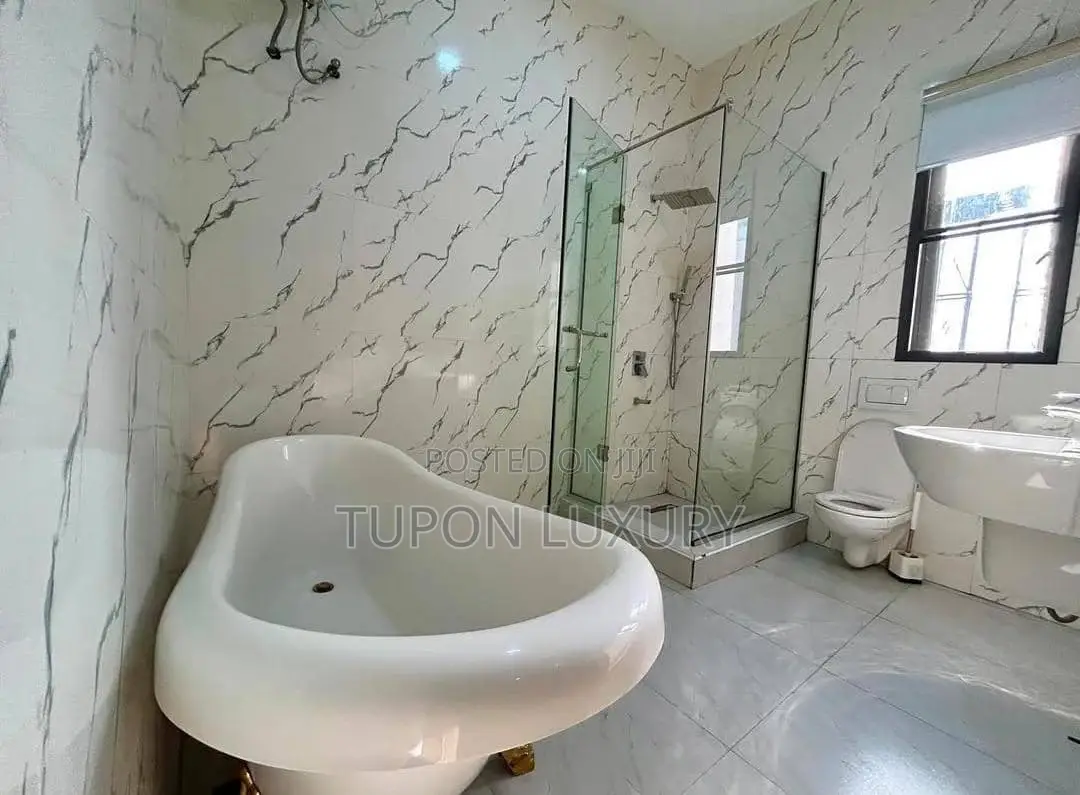 Massive 4 Bedroom Detached Home With Pool, Snookers in Osapa london