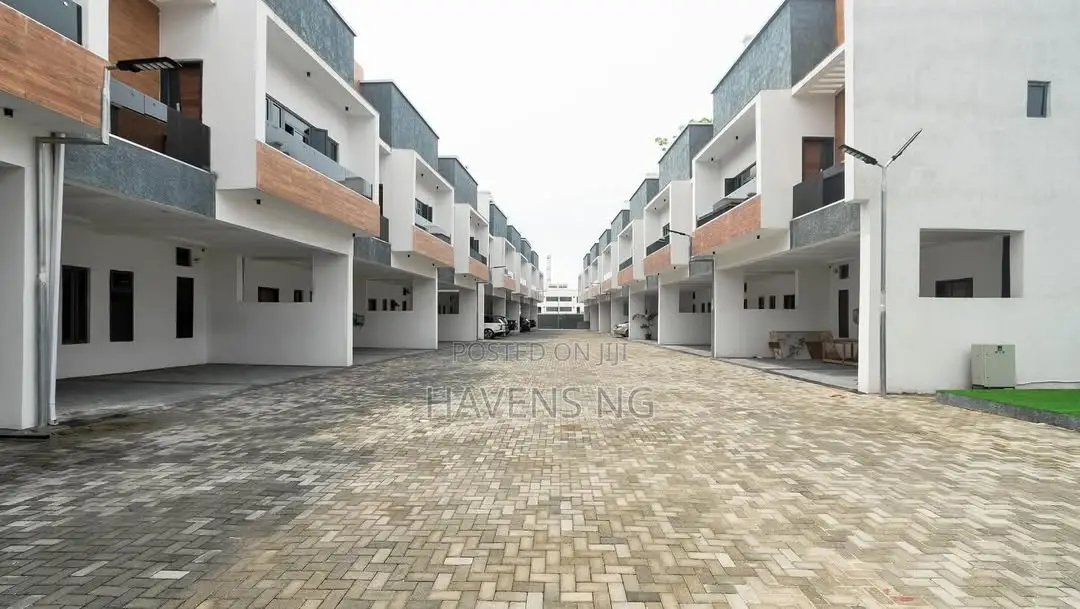 Luxurious 4-Bedroom Apartment With Private Rooftop, Cinema in Ikate