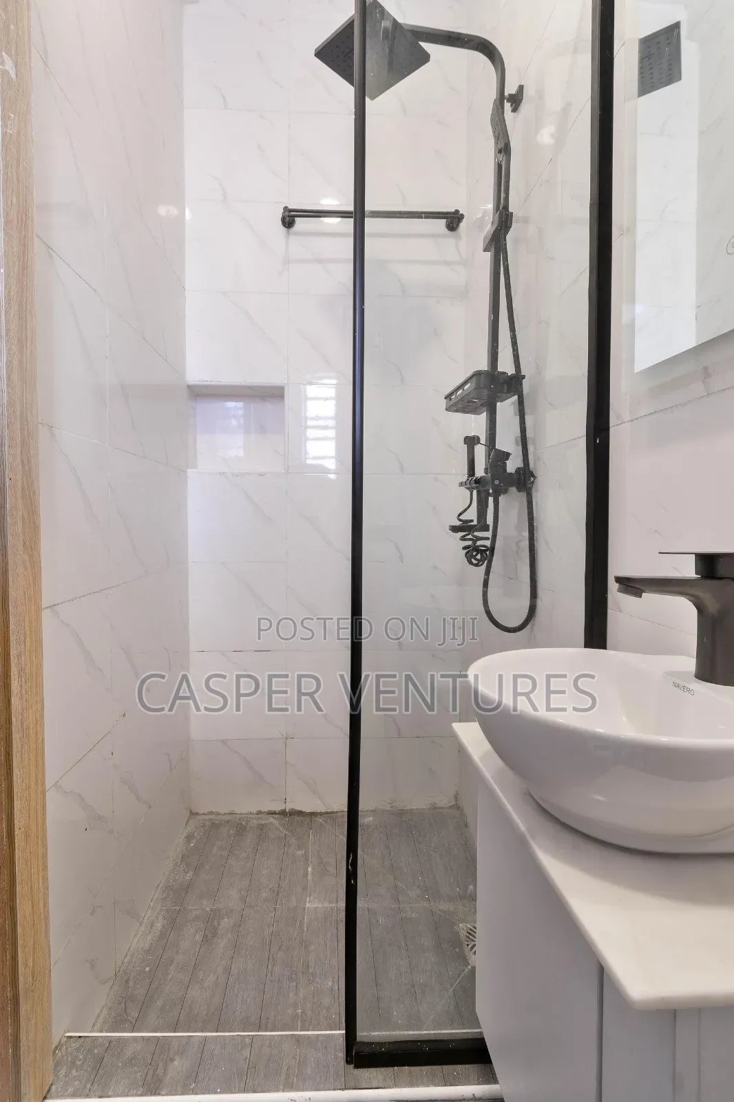 Stunning and Colorful 1bed Flat in Ologolo