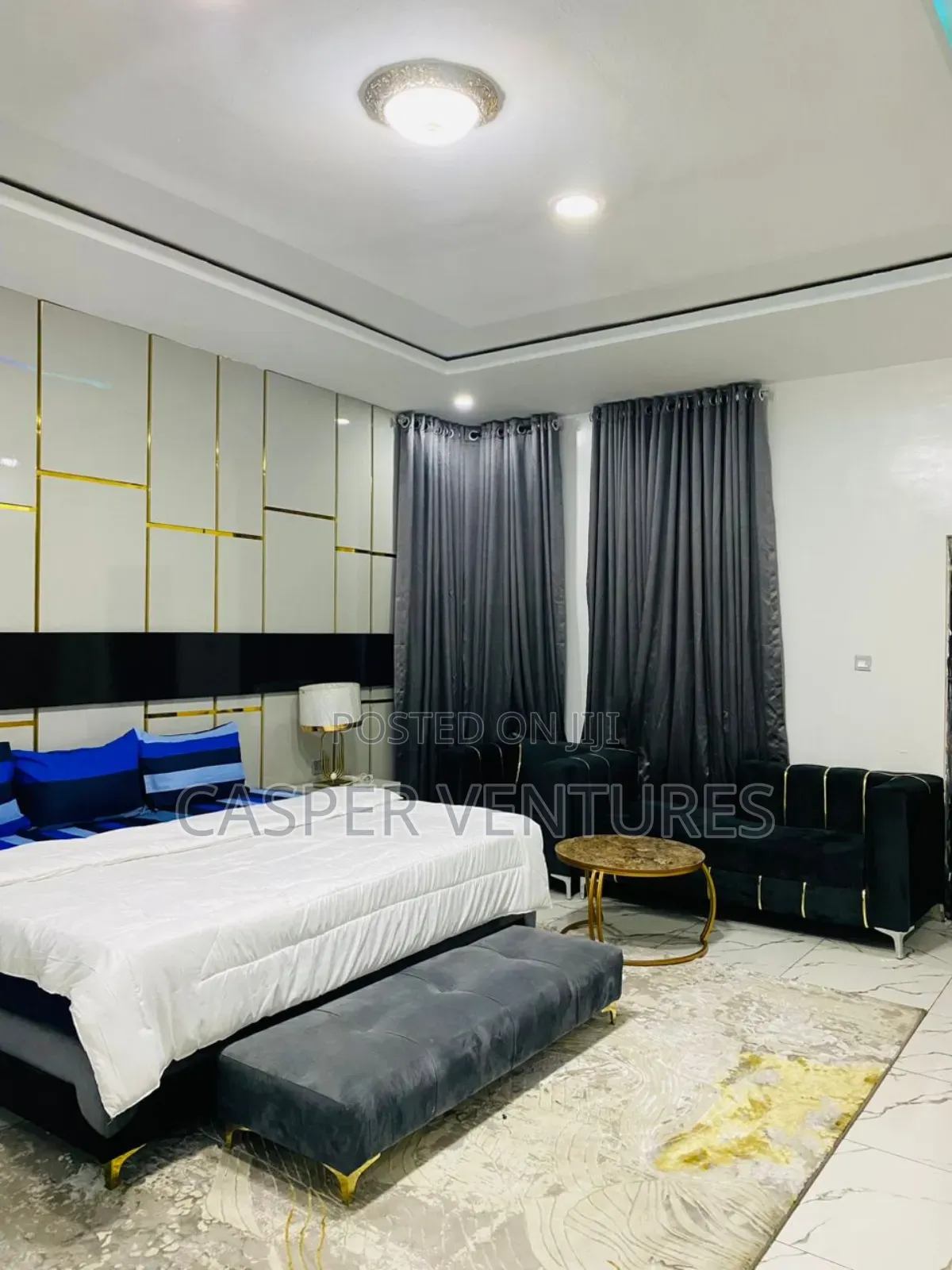 Furnished Kingsize Masterbedroom in Chevron