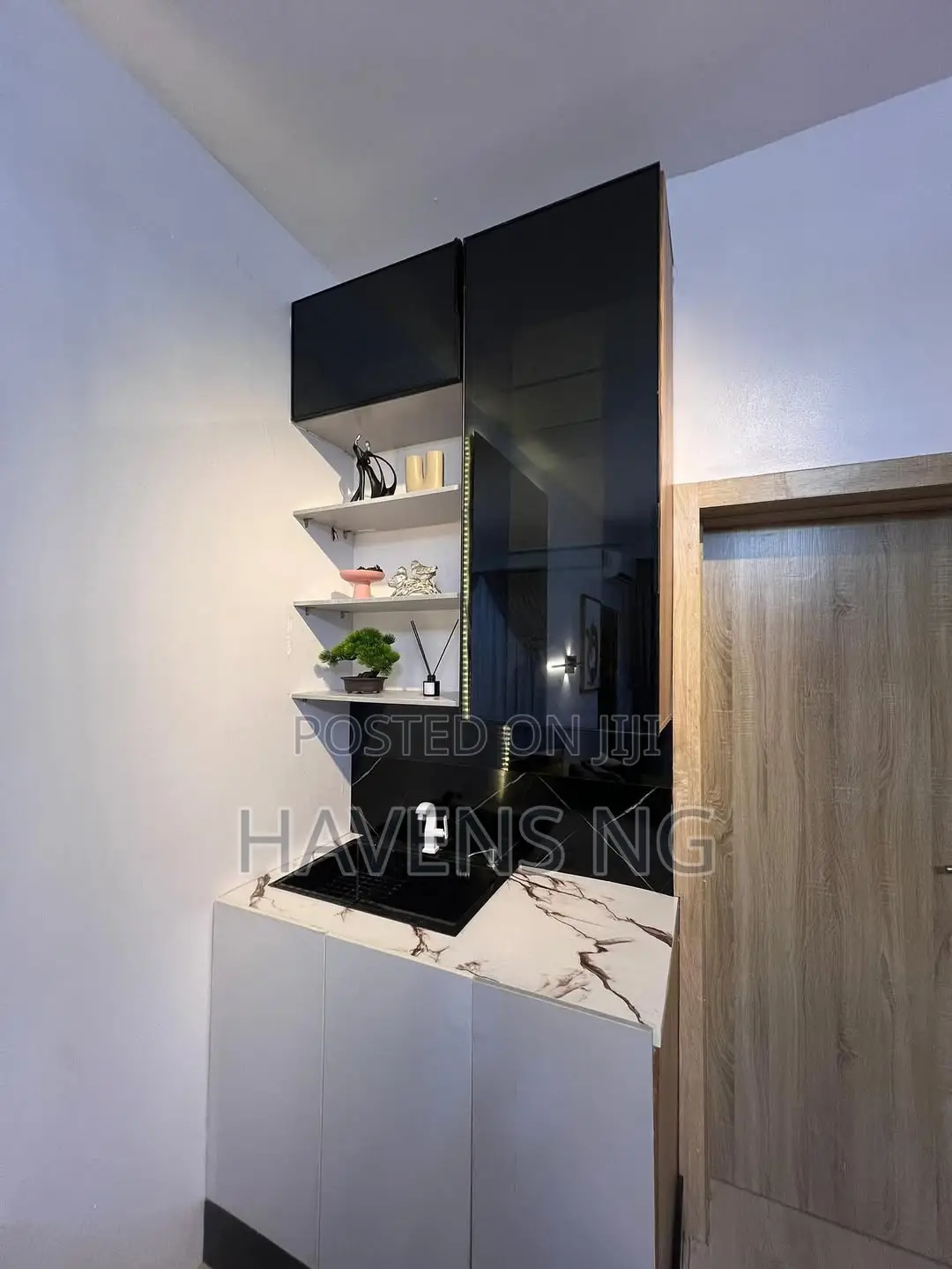 Stylish 1-Bedroom Apartment With Modern Facilities in Chevron