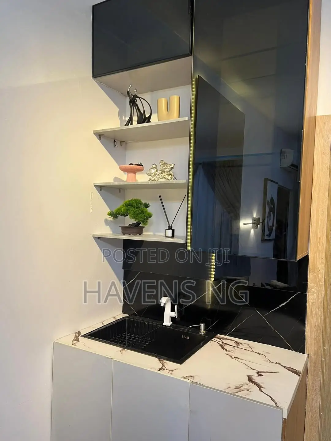 Stylish 1-Bedroom Apartment With Modern Facilities in Chevron