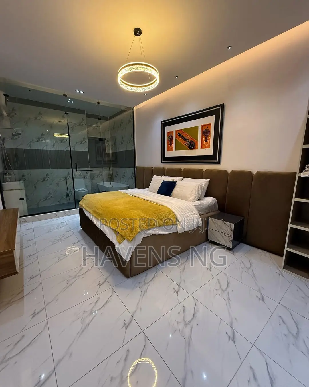 Modern 1-Bedroom Smart Apartment With Bathtub in Chevron