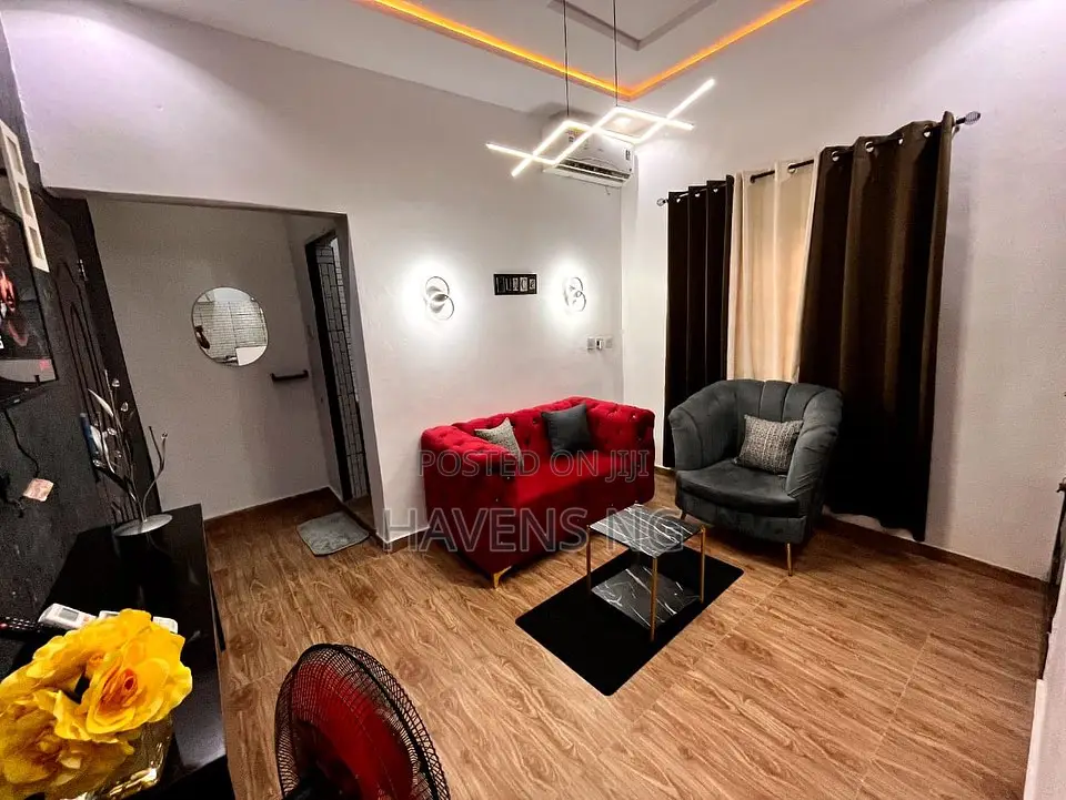 Modern 1-Bedroom Apartment for Short Stay in Oluyole