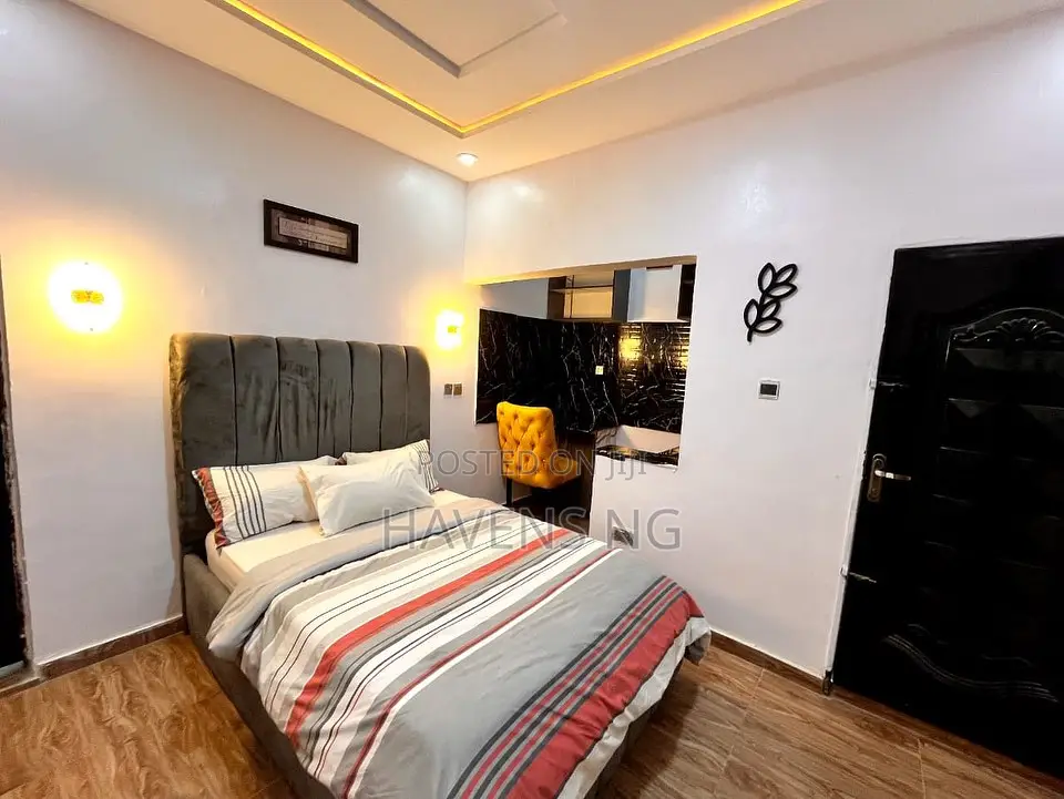 Modern 1-Bedroom Apartment for Short Stay in Oluyole