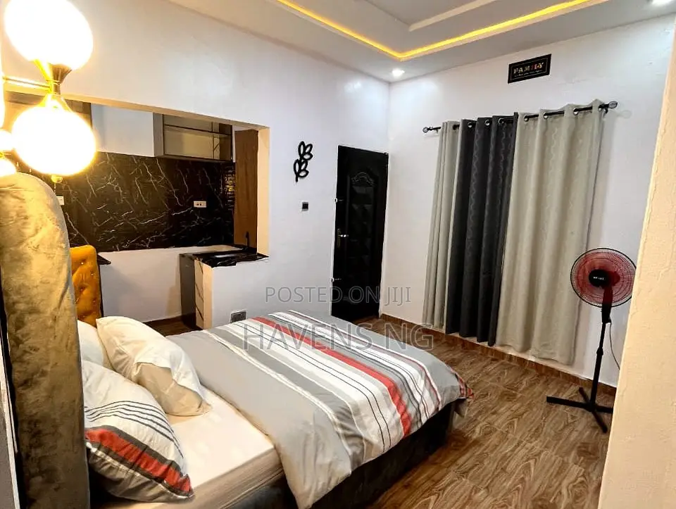 Modern 1-Bedroom Apartment for Short Stay in Oluyole