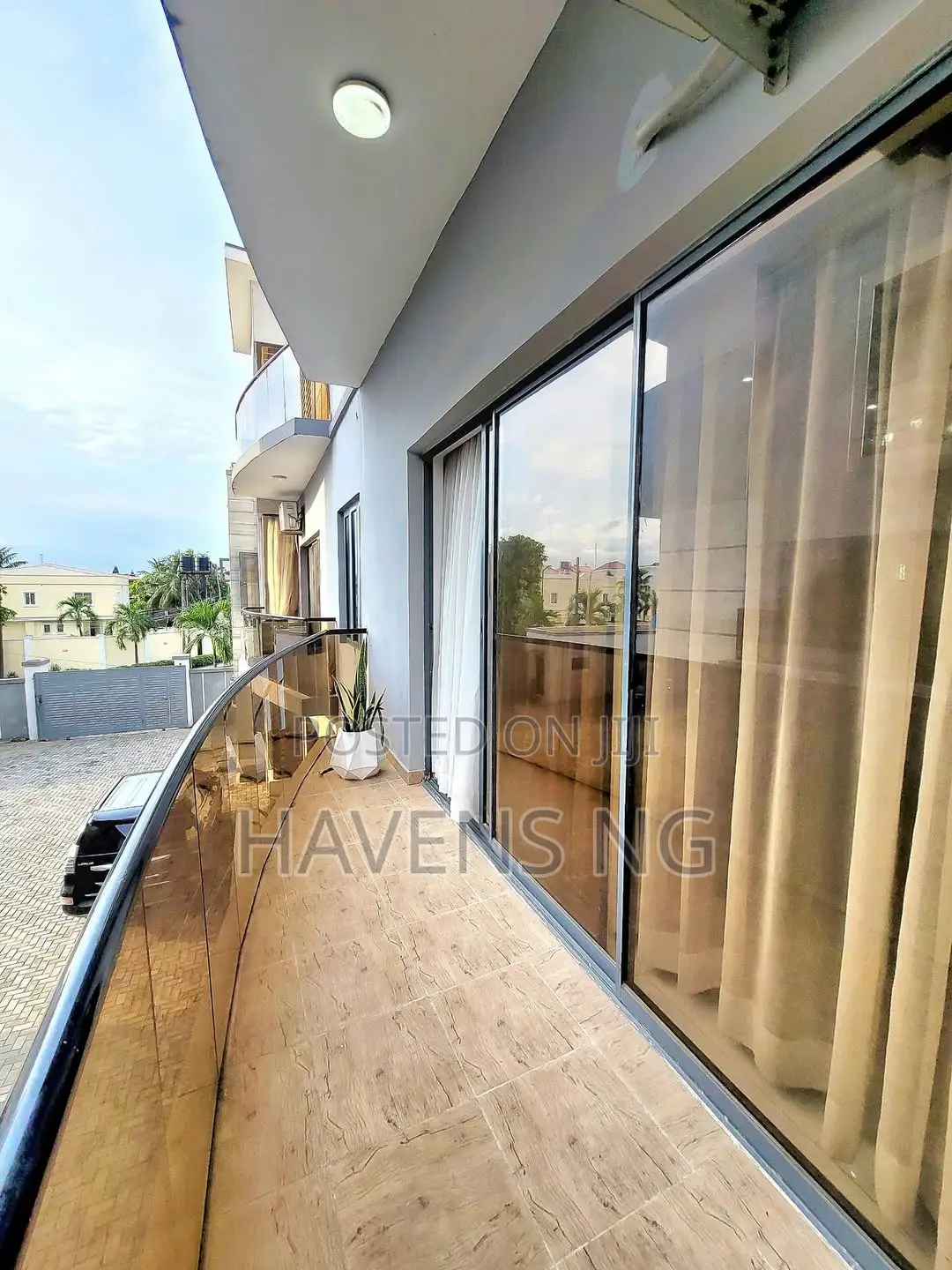 3-Bedroom Luxurious Cozy Shortlet Apartment in Gerard Road