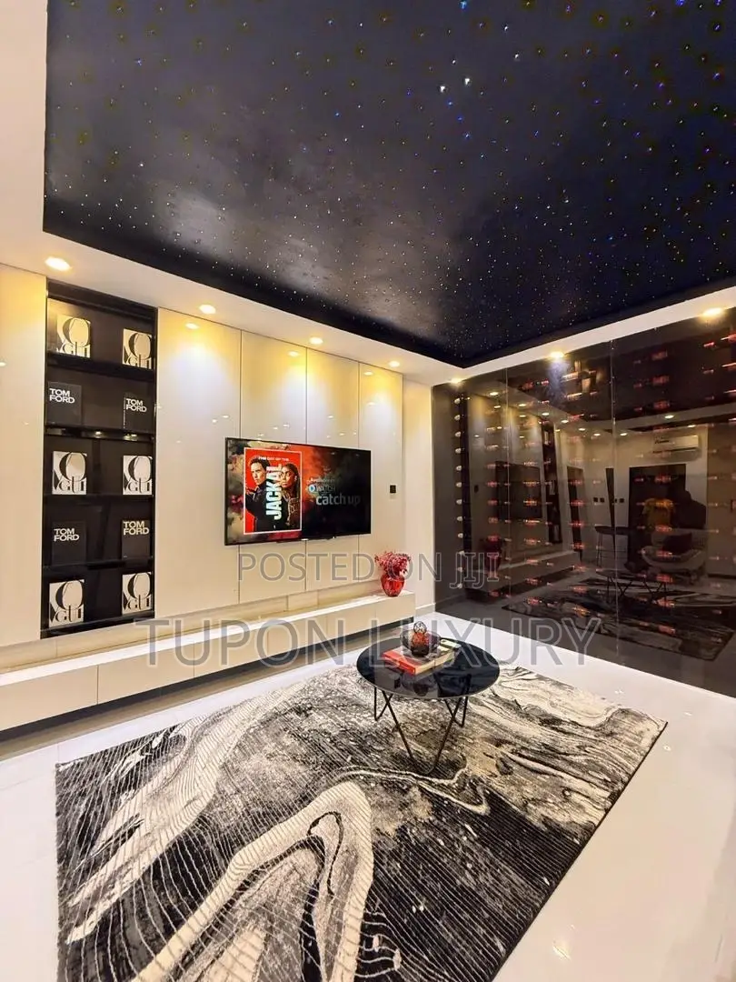 1 Bedroom Apartment With Private Cinema and Bath Tub in Chevron