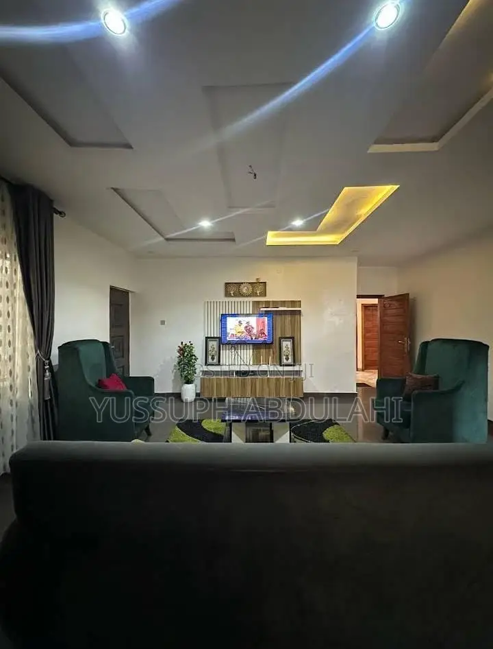 3 Bedrooms Surulere in Adelabu