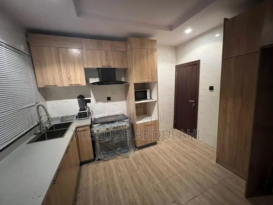3 Bedrooms Yaba Alagomeji in Alagomeji