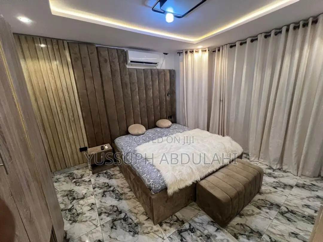 3 Bedrooms Yaba Alagomeji in Alagomeji