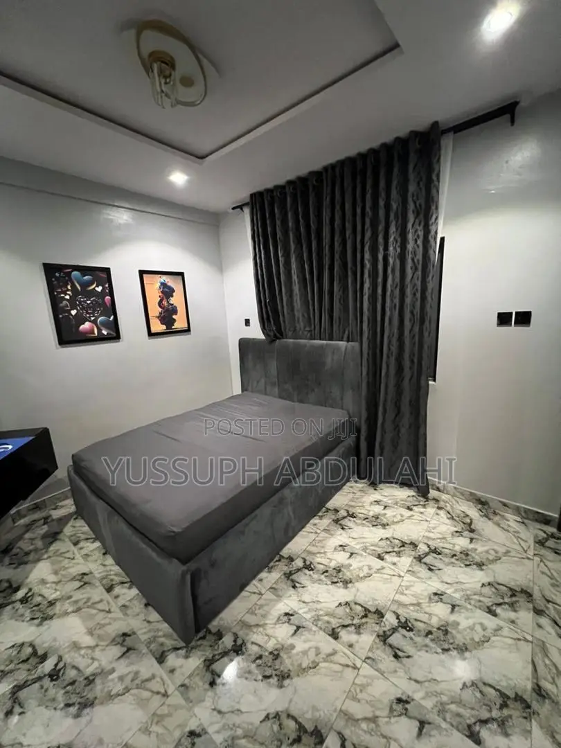 3 Bedrooms Yaba Alagomeji in Alagomeji