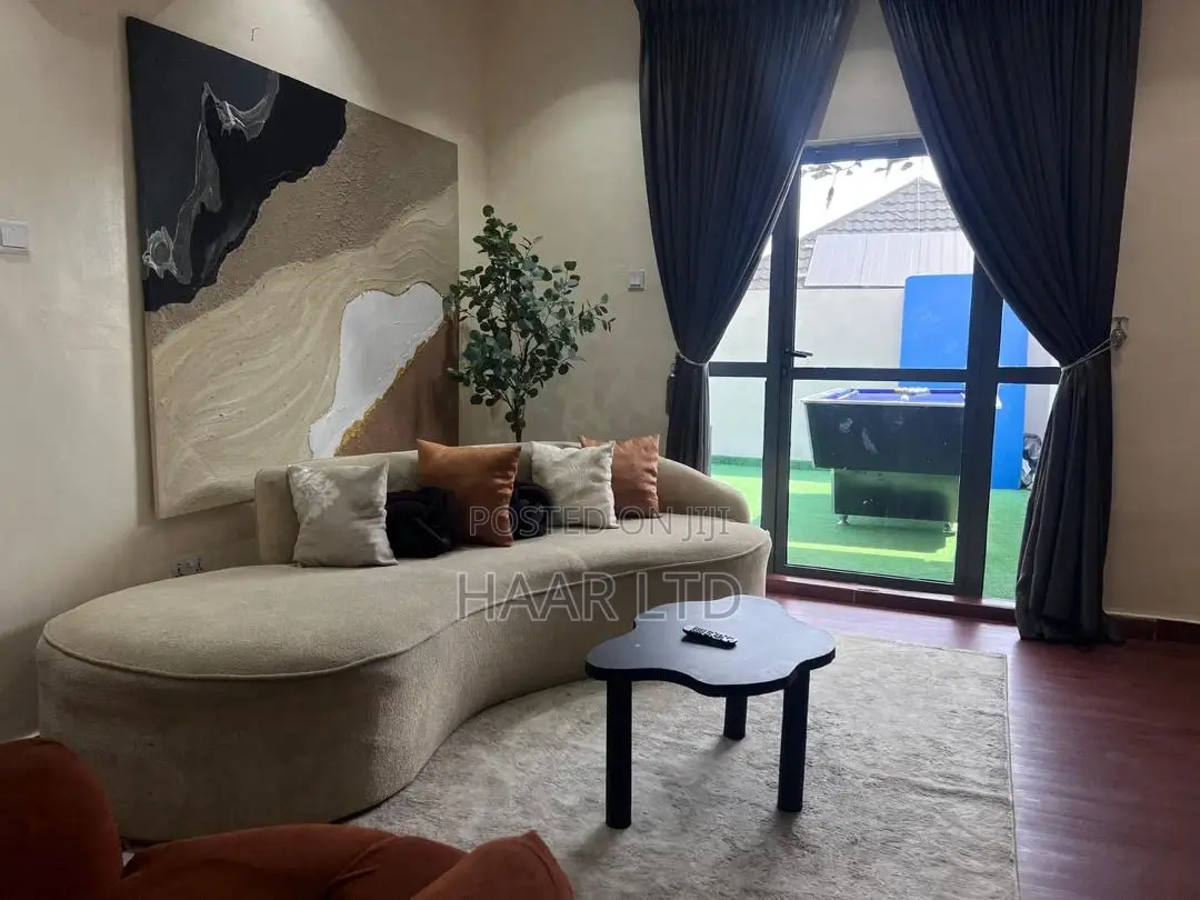 Beautiful 1bedroom Penthouse With Bathtub in Ikate