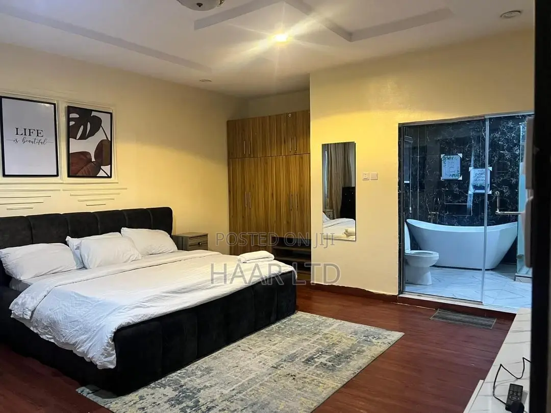 Beautiful 1bedroom Penthouse With Bathtub in Ikate