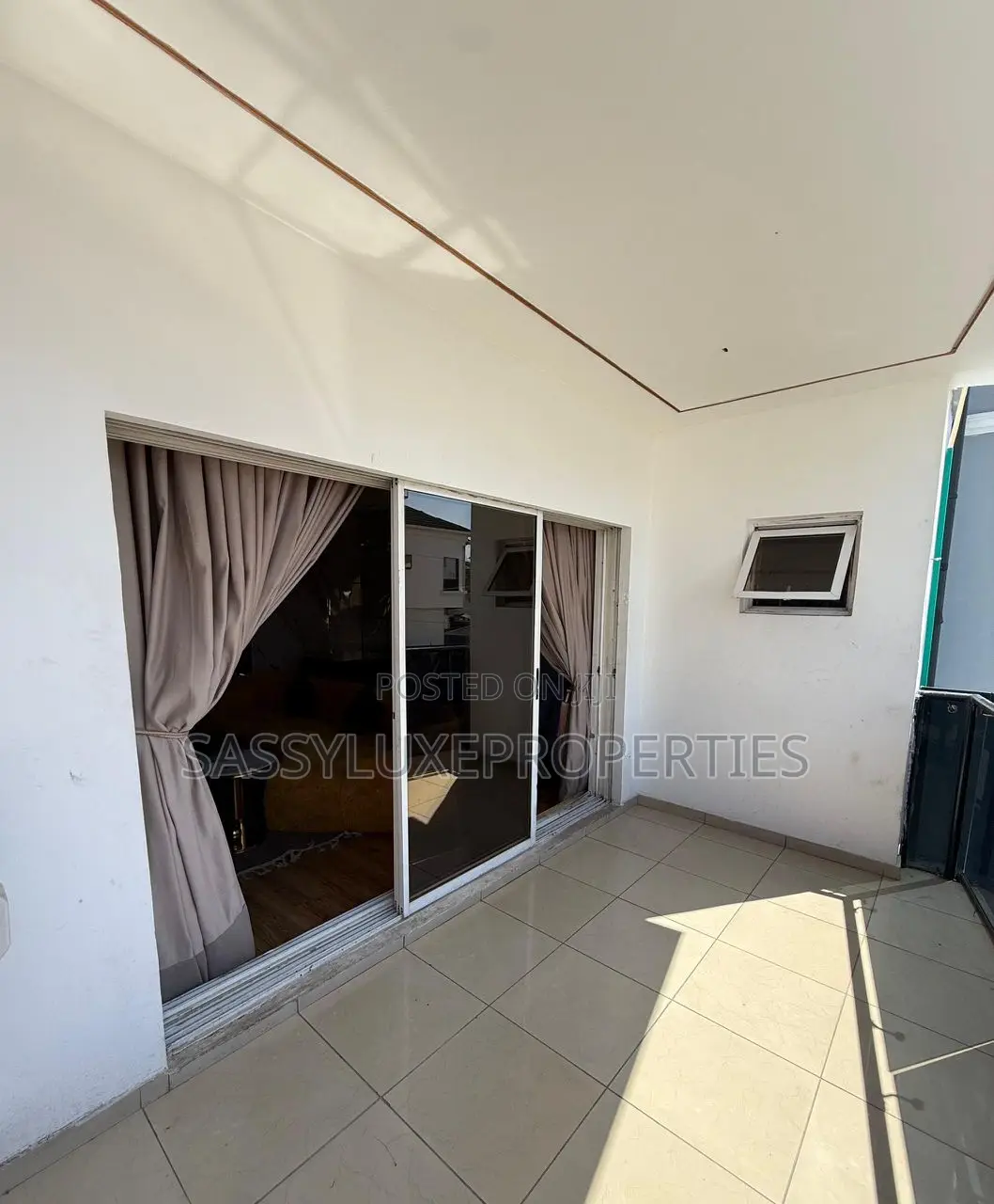 2 Bedroom Apartment With Gym Bathtub in Osapa london