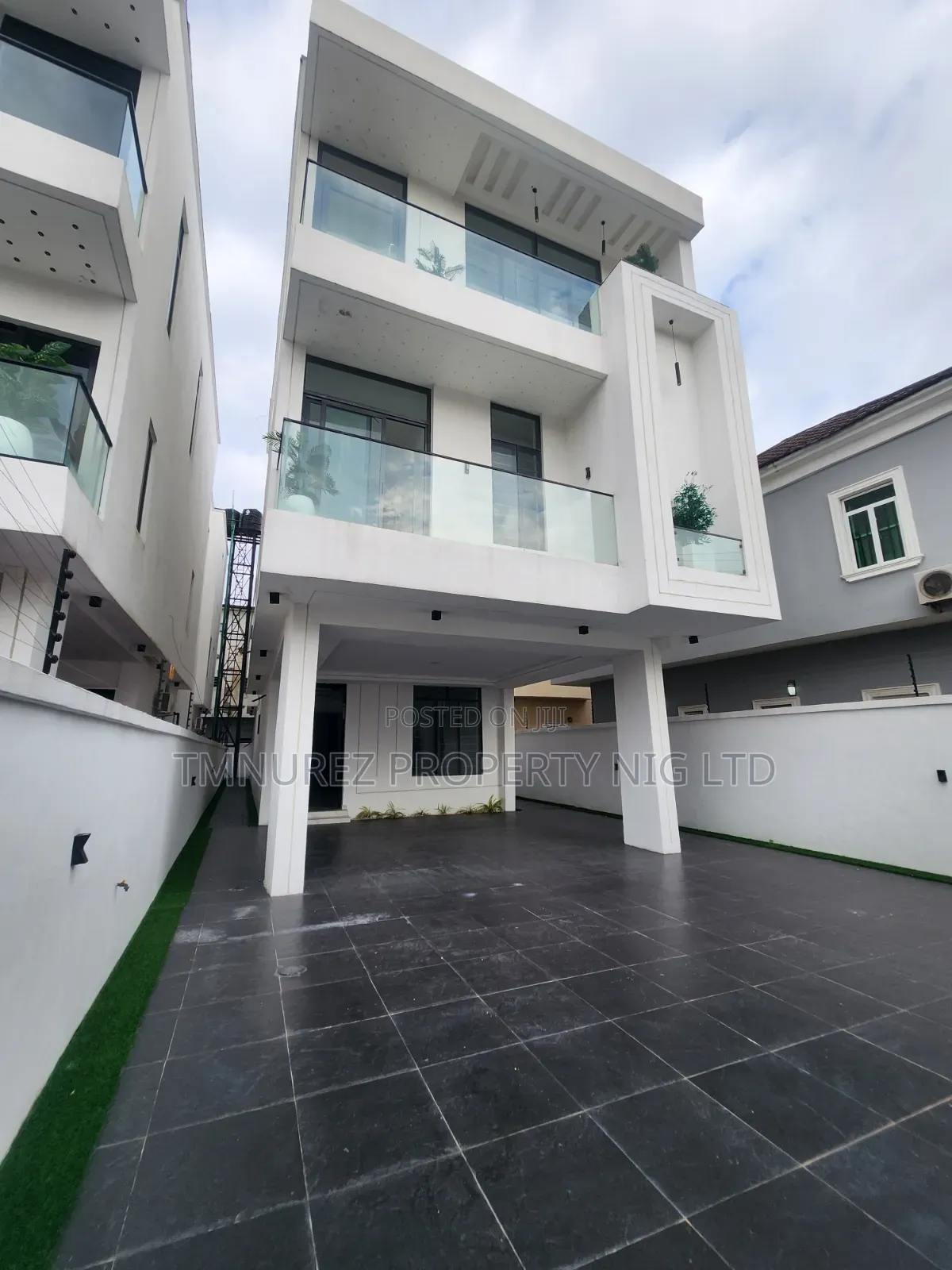 6bdrm Duplex in Chevron for sale in Chevron