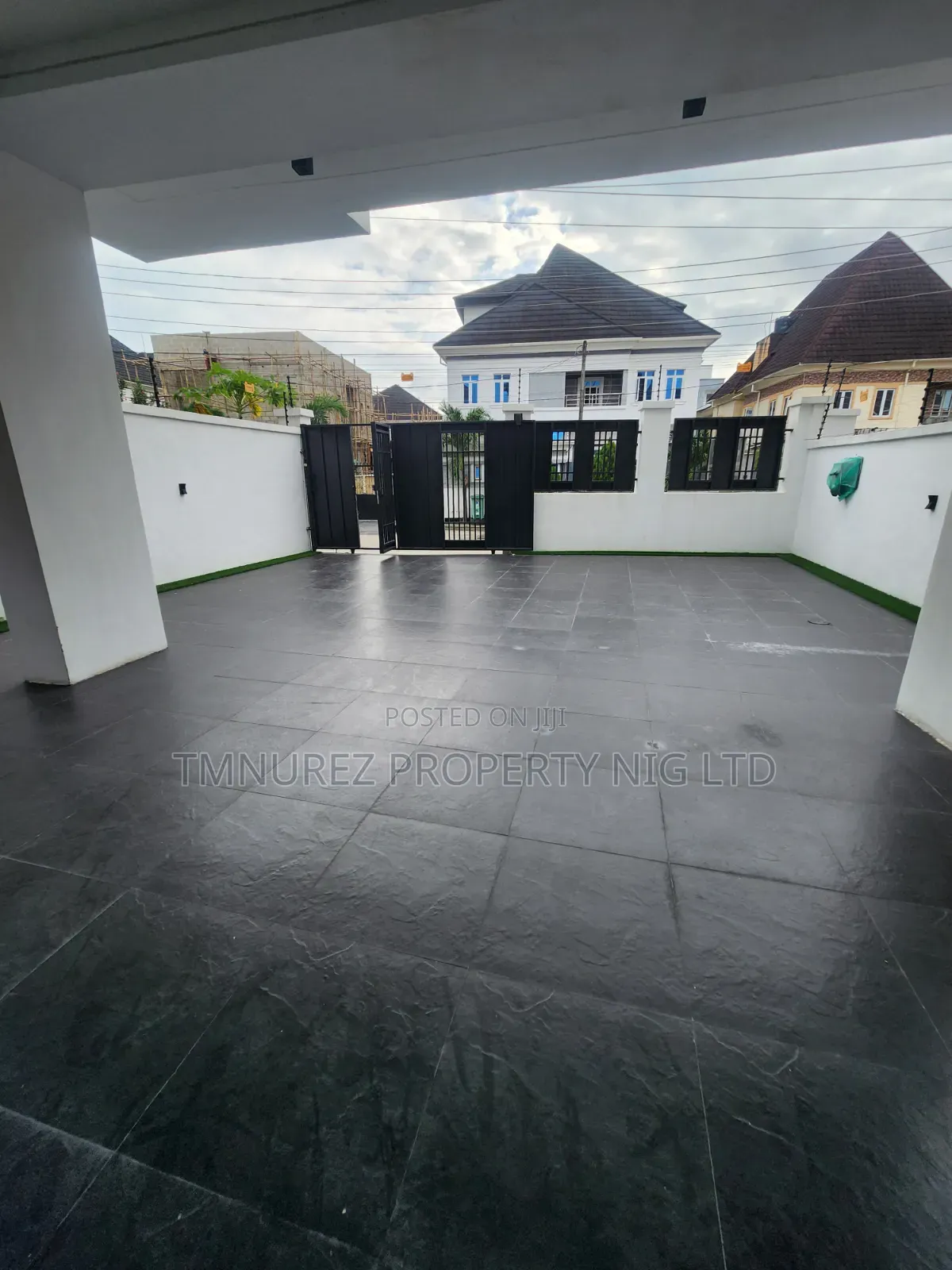 6bdrm Duplex in Chevron for sale in Chevron