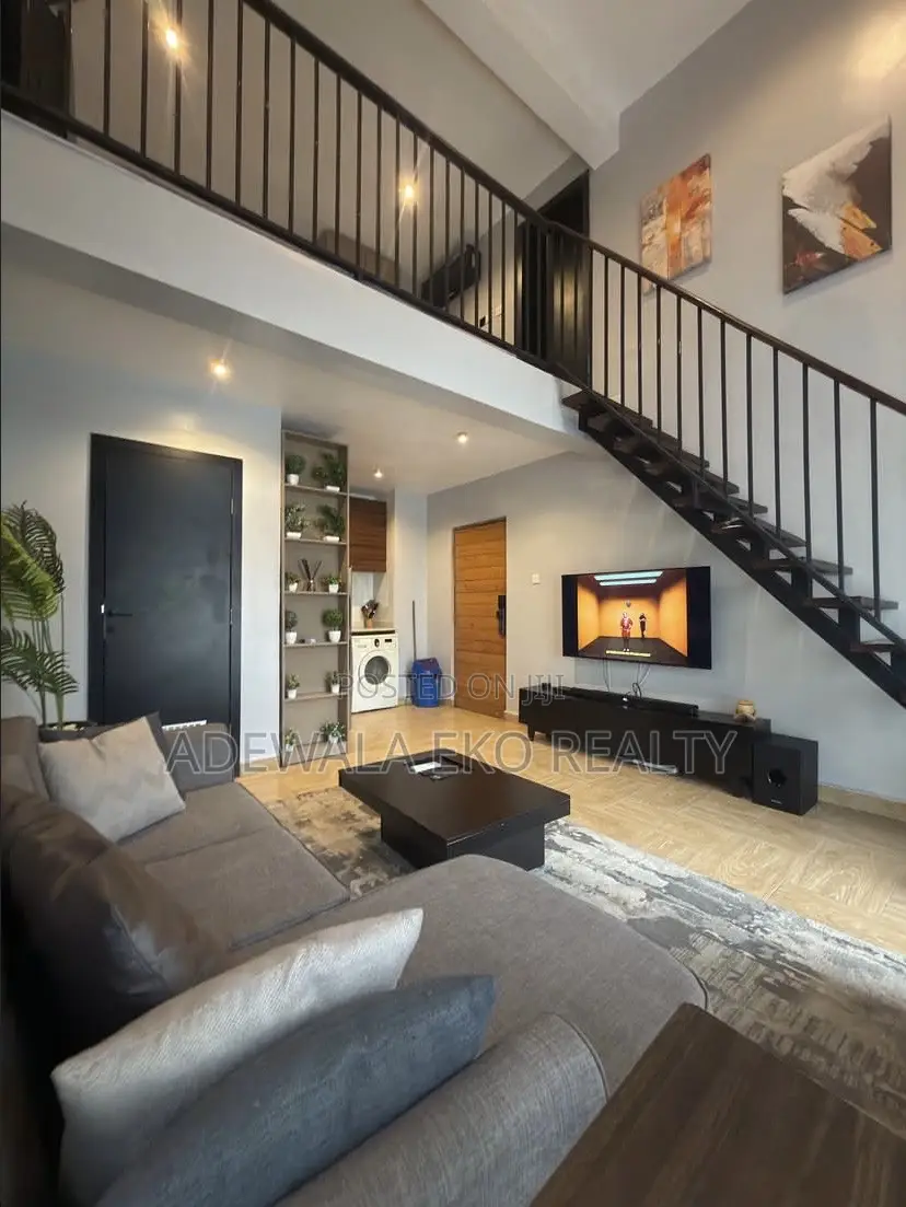 Luxury 1 Bedroom Loft Yaba - 1 Min to Train Station (Pool Rooftop) in Alagomeji