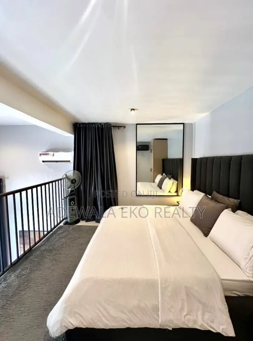 Luxury 1 Bedroom Loft Yaba - 1 Min to Train Station (Pool Rooftop) in Alagomeji