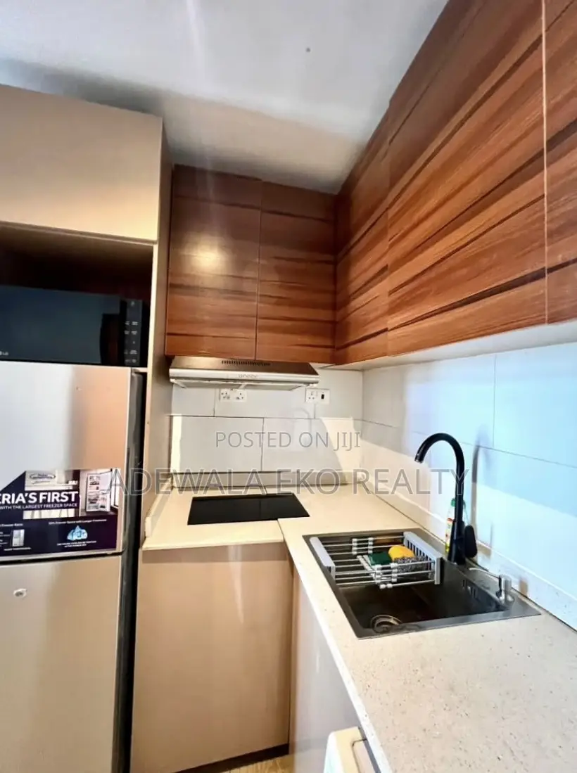 Luxury 1 Bedroom Loft Yaba - 1 Min to Train Station (Pool Rooftop) in Alagomeji