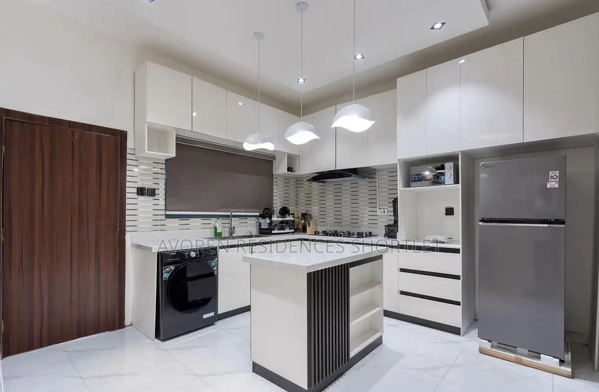 Luxurious 3 Bedroom Apartment Shortlet in Airport Road / Ikeja