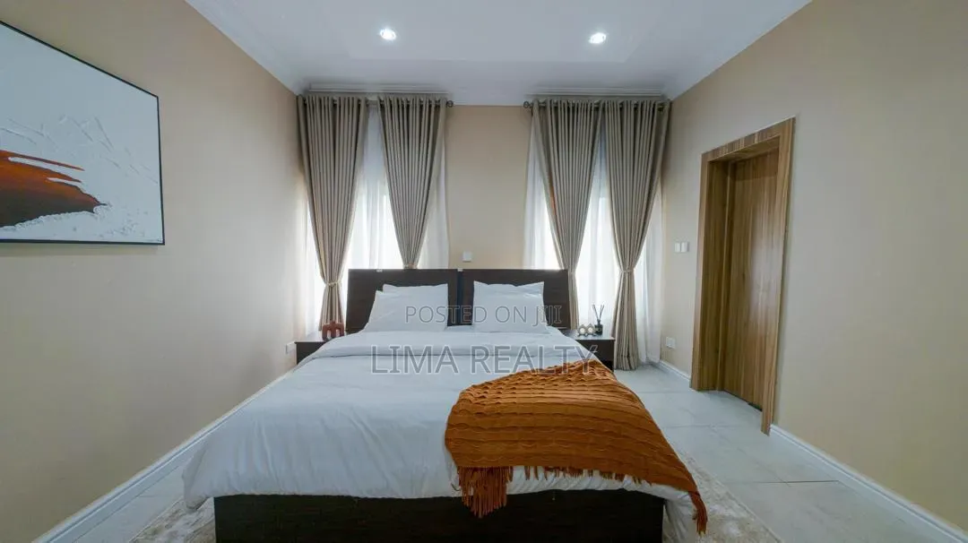 Biege Beauty- 3 Bed City View Apartment in Kofo Abayomi