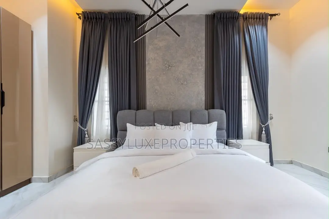 Cozy 3 Bedroom With Ps5,pool,table Tennis,Amazon,sandwich Maker in Lekki Phase 1