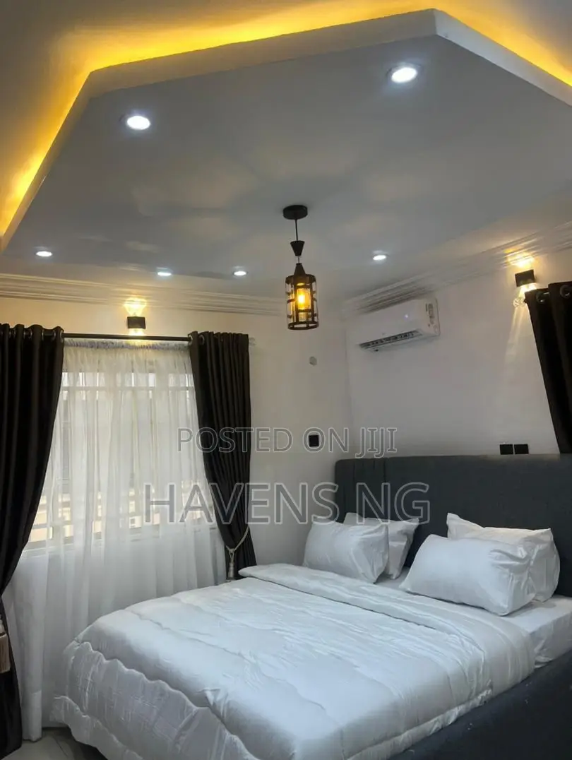 Contemporary 3-Bedroom Apartment in Adeniyi Jones