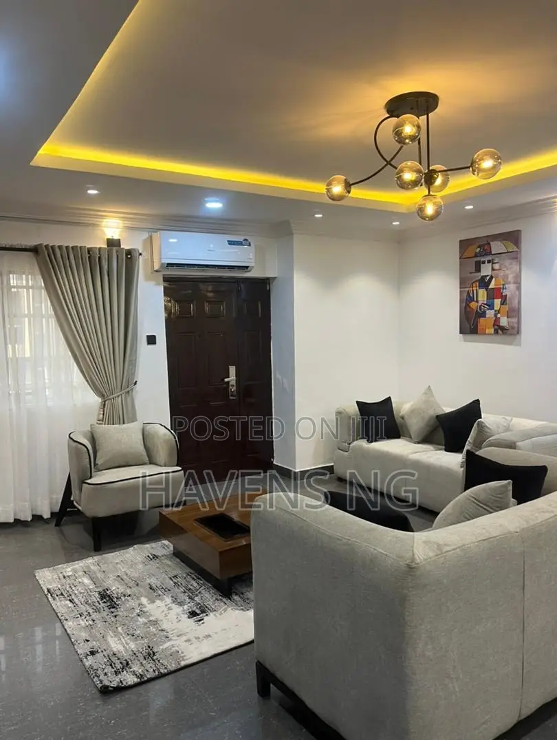 Contemporary 3-Bedroom Apartment in Adeniyi Jones