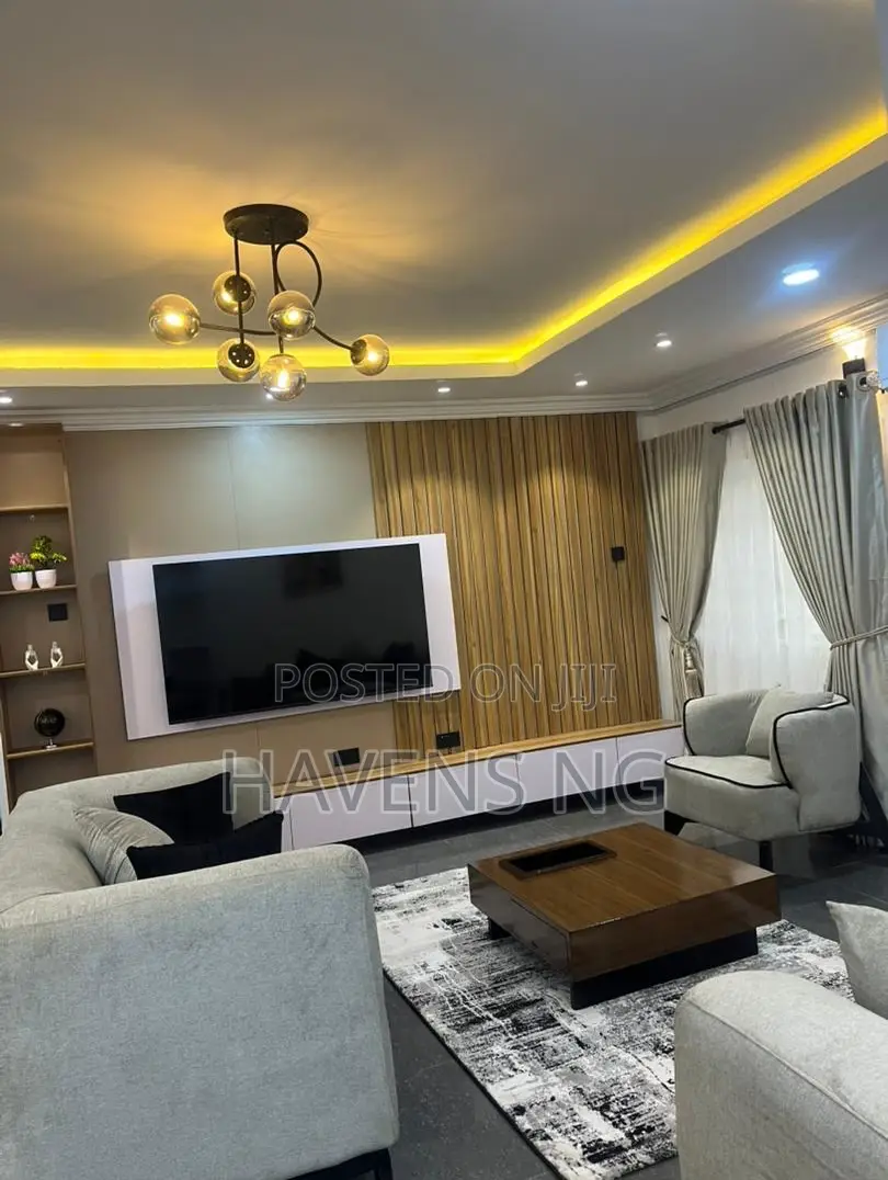 Contemporary 3-Bedroom Apartment in Adeniyi Jones