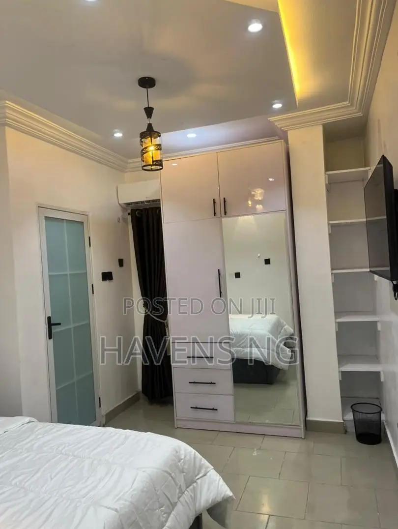 Contemporary 3-Bedroom Apartment in Adeniyi Jones